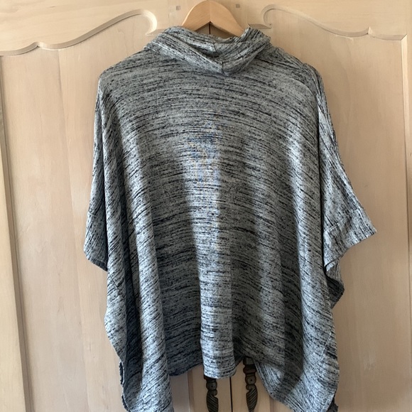 Splendid poncho, size medium, very soft material - Picture 4 of 8